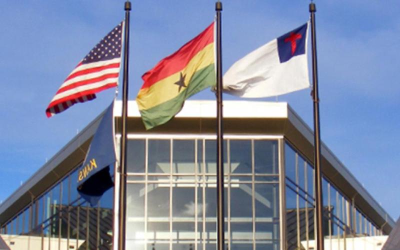 El rojo representa la sangre de aquellos que murieron en las guerras por la independencia, el amarillo representa la riqueza mineral del país, el verde simboliza los bosques y la riqueza natural, y la estrella negra representa la libertad de África.